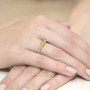 Złoty pierścionek z Oliwinem 0,60ct i Brylantami próby 585. W-0066O